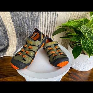 Boys Sperry Wet Tech sandals size 10